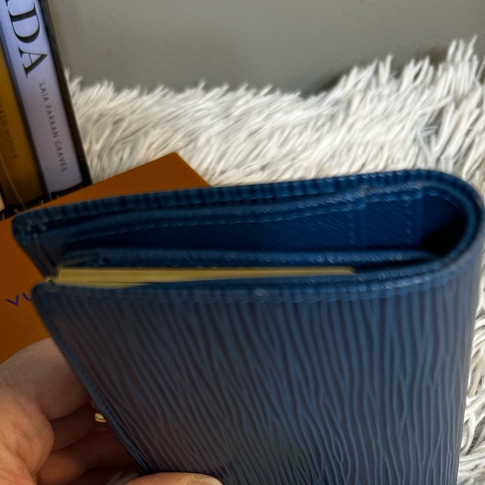 Like new Louis Vuitton Blue Epi Kiss lock Wallet - Picture 6 of 11